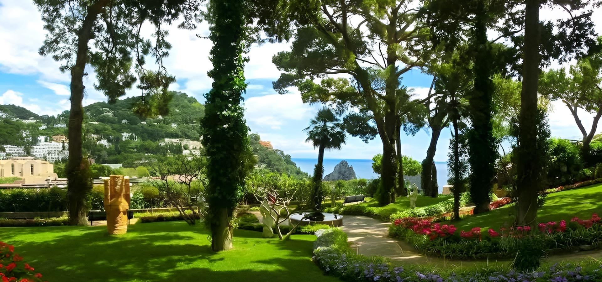 Giardino lussureggiante con vista mare, fiori colorati, alberi ombrosi e atmosfera serena.