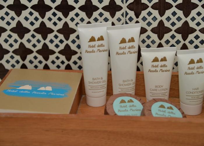Prodotti da bagno eleganti in hotel, profumo di patchouli e aloe, atmosfera rilassante.